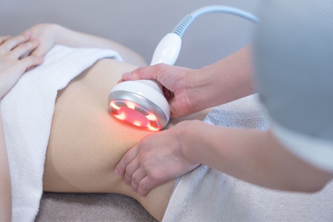 【最新美容機器！】ハイパーナイフ、キャビ、EMS、吸引、ニキビ治療など全身ケア！