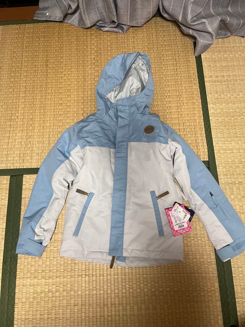 新品スノースーツ、未使用、タグ付き。 s size