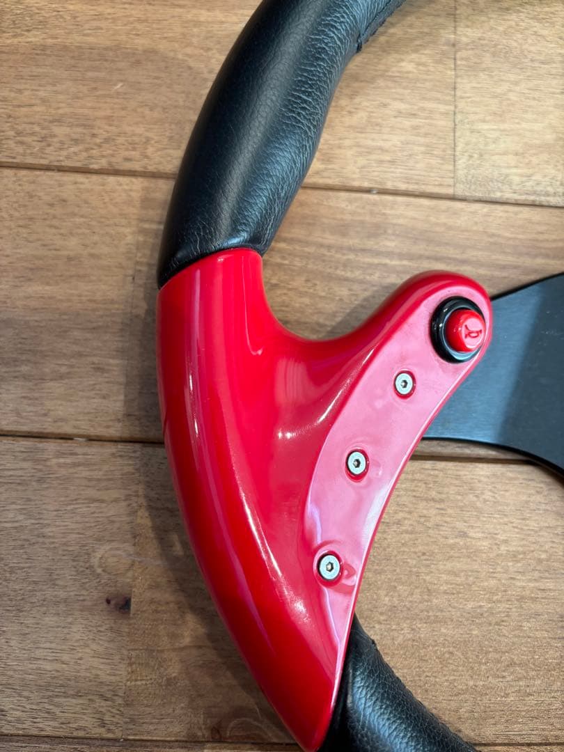 momo スパイダー 35φ ステアリングホイール 黒/赤