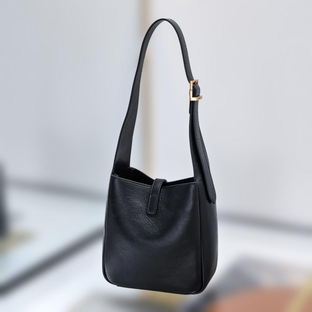 Le 5 A 7ブラックレザー ショルダーバッグ