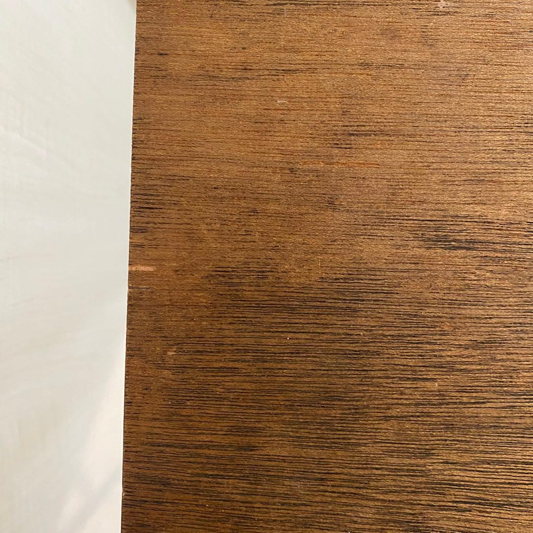 アイアン脚のシンプルなテーブル