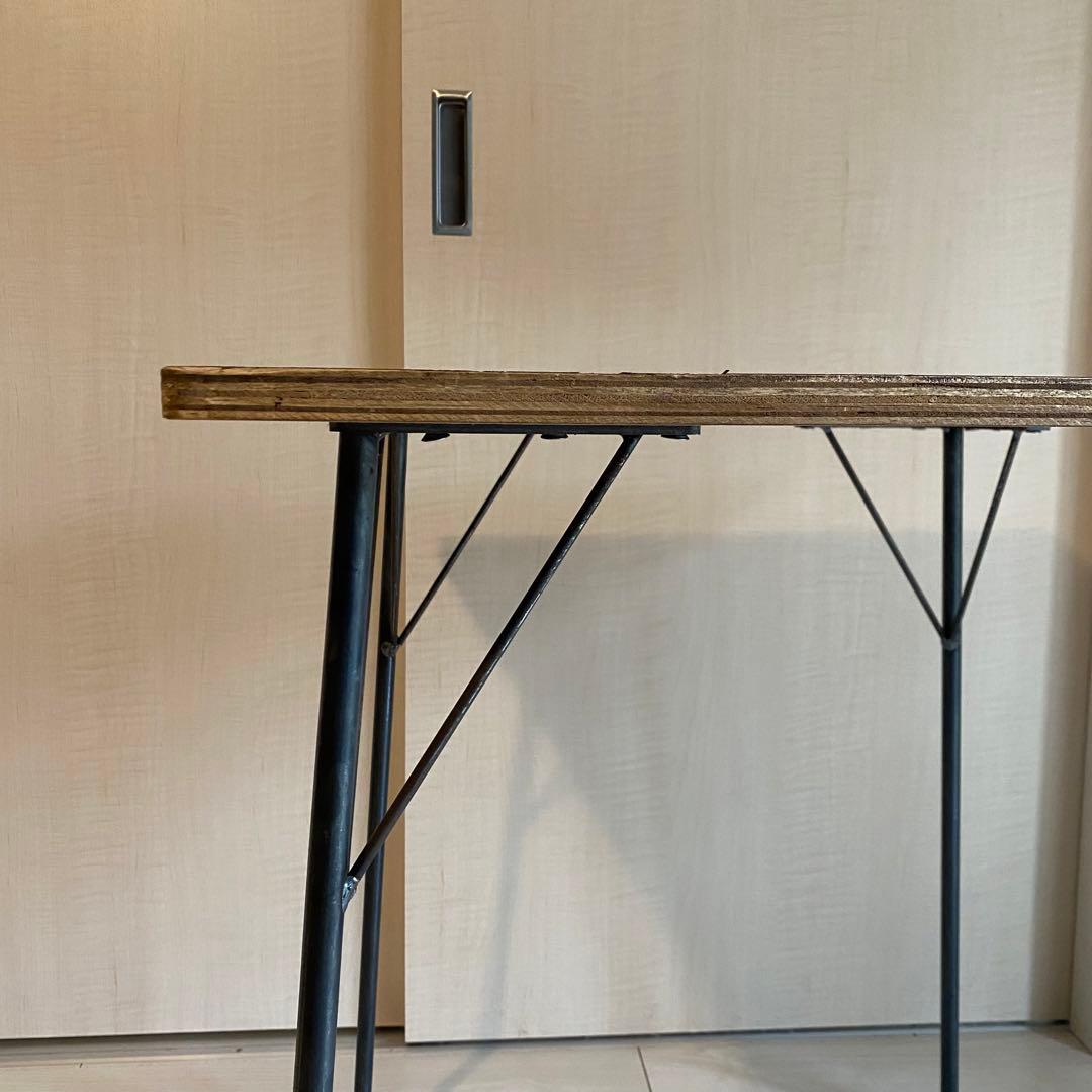 アイアン脚のシンプルなテーブル