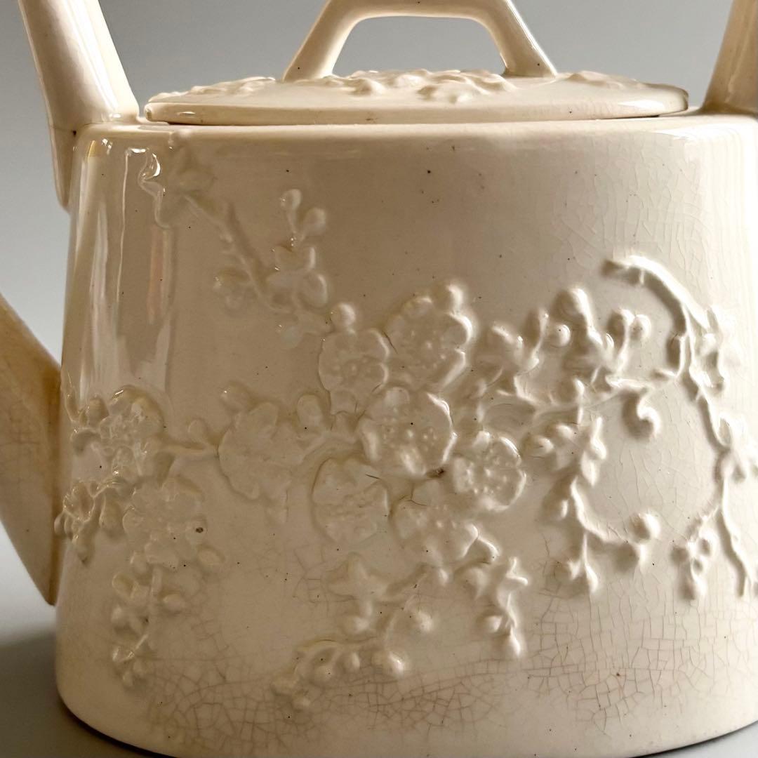 英国アンティーク　1880年代Bristol　　梅の浮彫りポット⚫︎稀少品・美術品