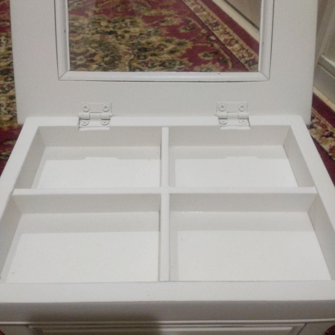 カントリーコーナーの白いアクセサリー入れ