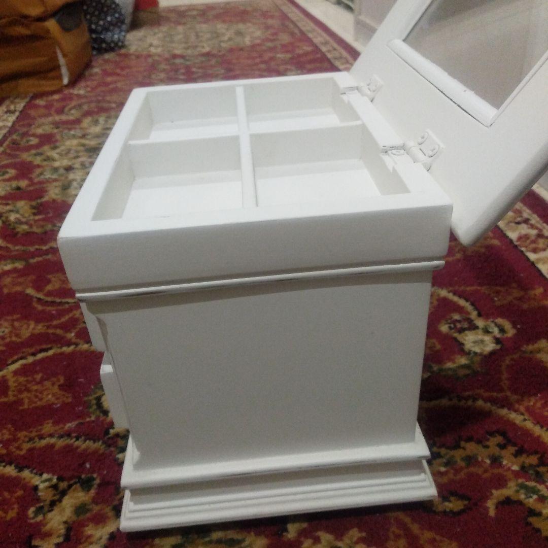 カントリーコーナーの白いアクセサリー入れ