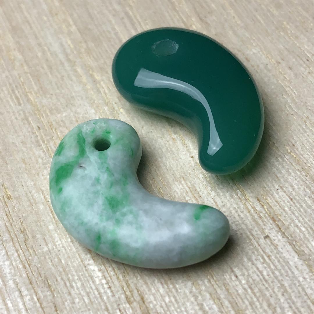 本翡翠 勾玉 天然石　瑪瑙｜穴あき・2点　お守りに