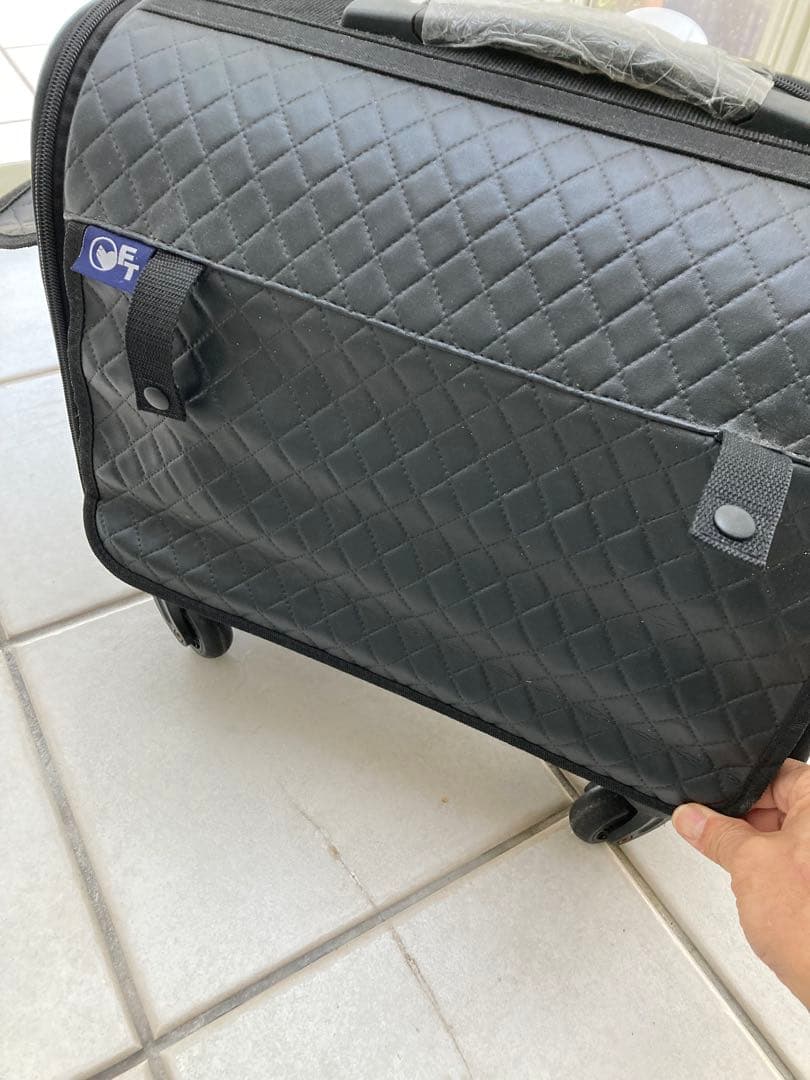 タグ付き新品　犬の黒いキルティングキャリーバッグ