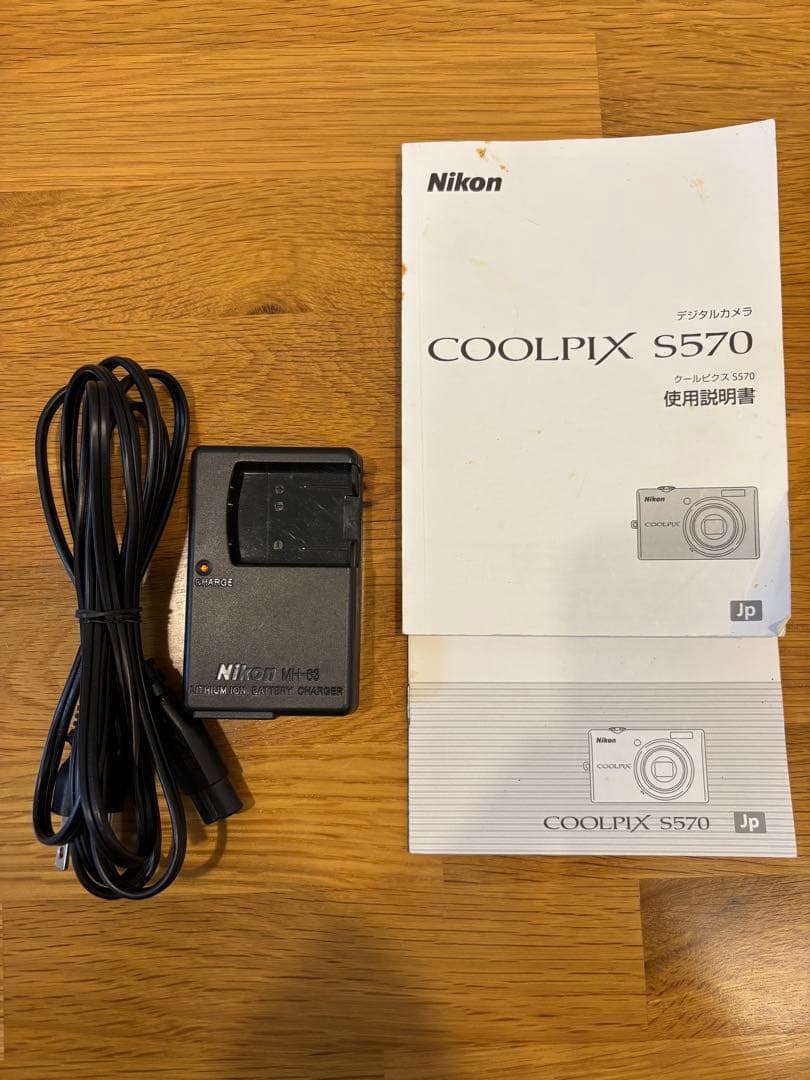 Nikon COOLPIX S570 本体と付属品
