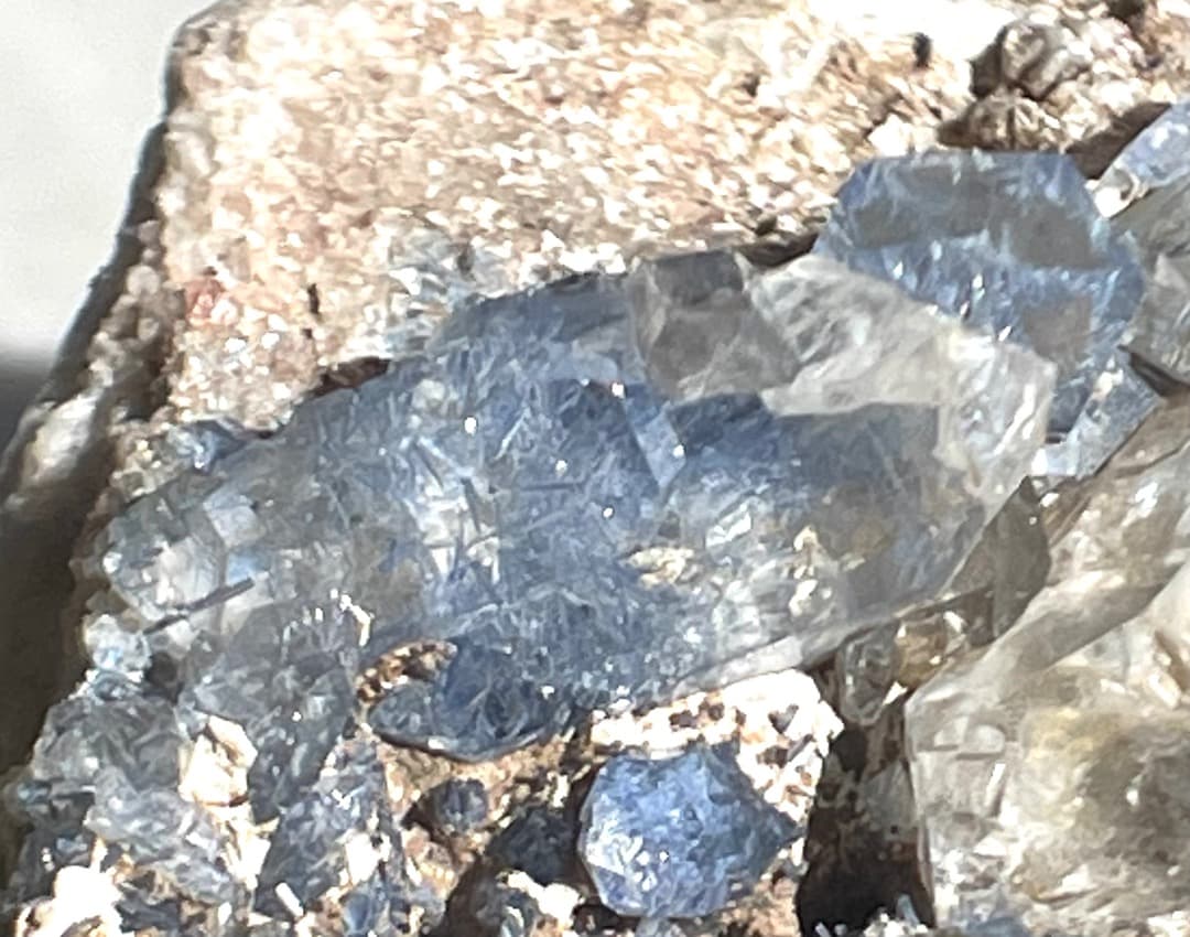 デュモルチライトインクォーツ　クラスター