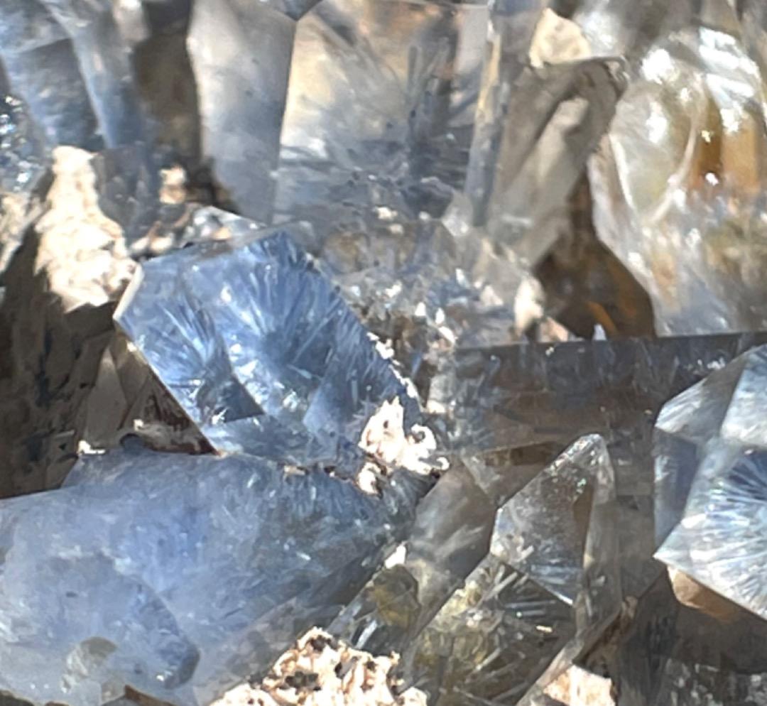 デュモルチライトインクォーツ　クラスター