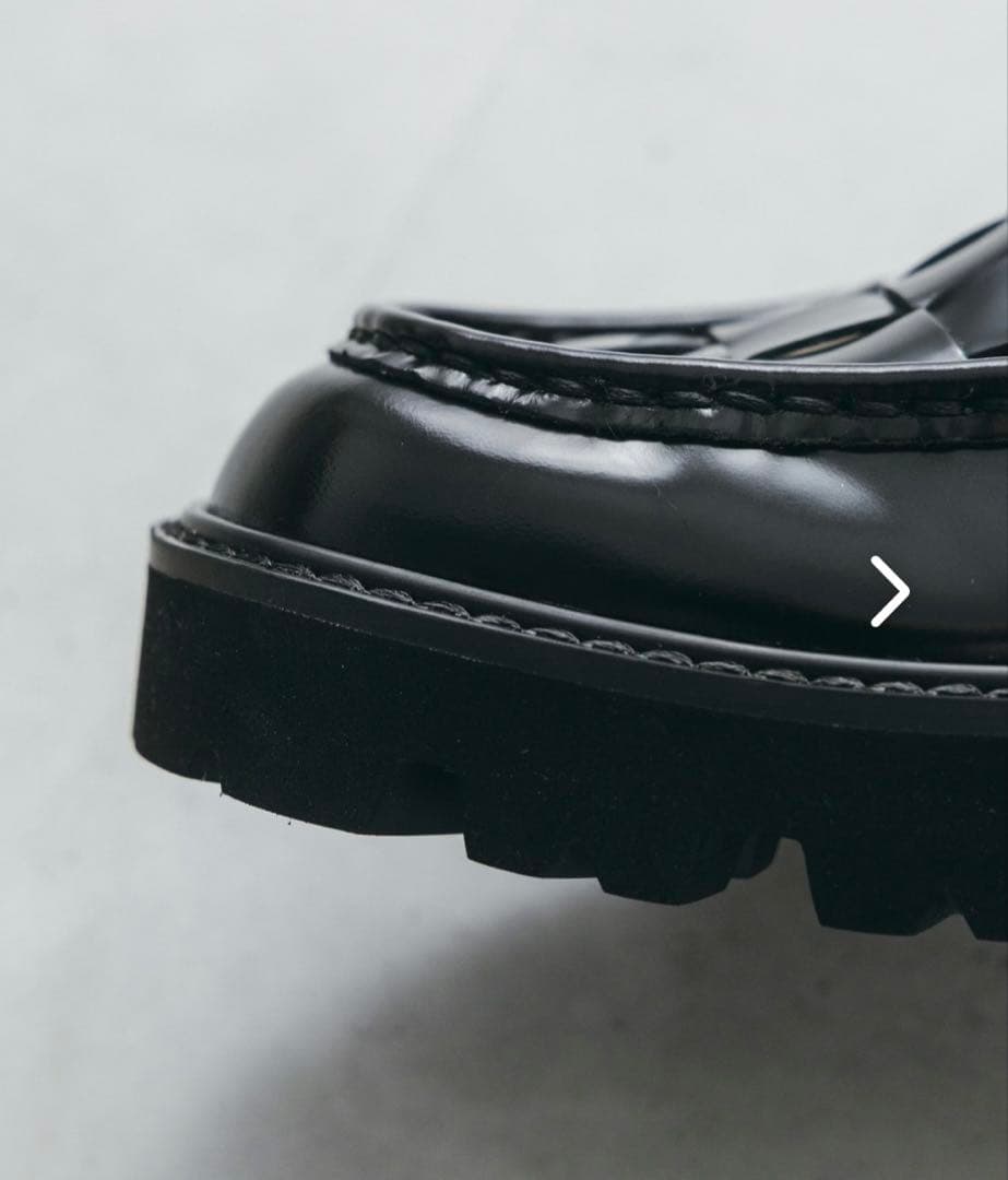 「つま先踊る、大人の相棒」こだわりソールのTストラップシューズ 23.0