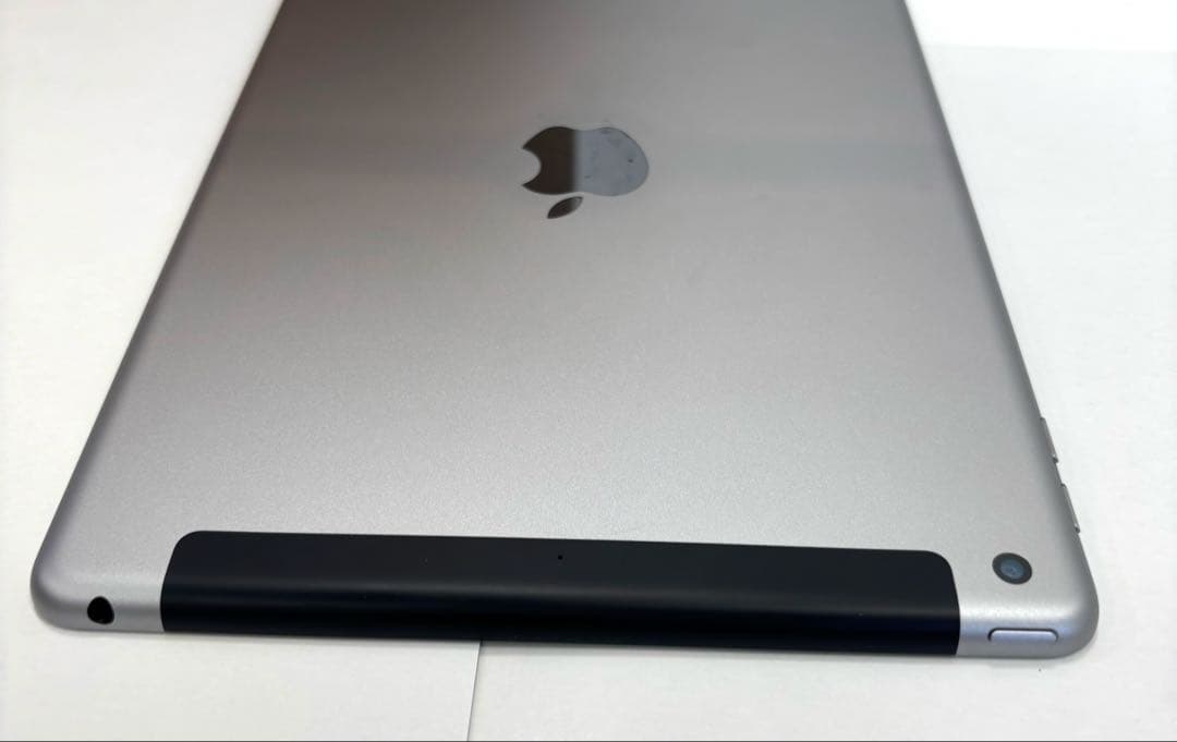 ❹ iPad 第5世代★32Ｇグレー