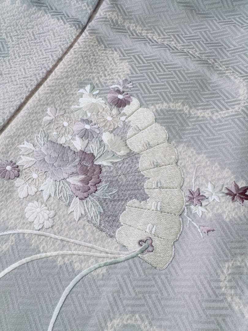 【未使用　しつけ糸付き】　正絹　訪問着　絞り　刺繍　ラベンダーグレー