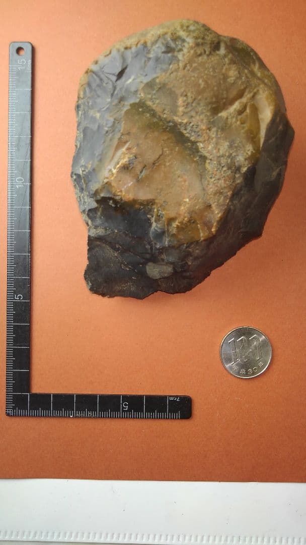 握り斧　(出土品)　旧石器時代　(約11㎝×8・5㎝×5㎝)　約450gです。