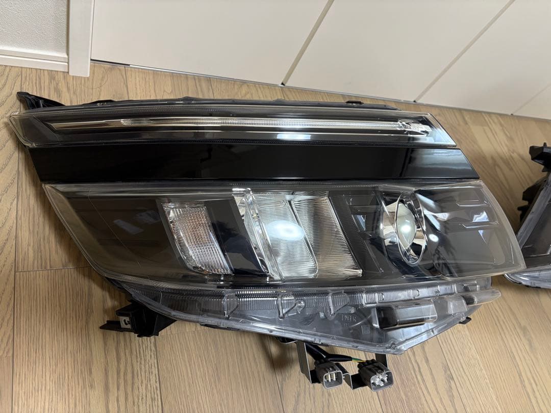 極美品取付部破損無し　トヨタ純正　80系ヴォクシー前期ZS ヘッドライトユニット