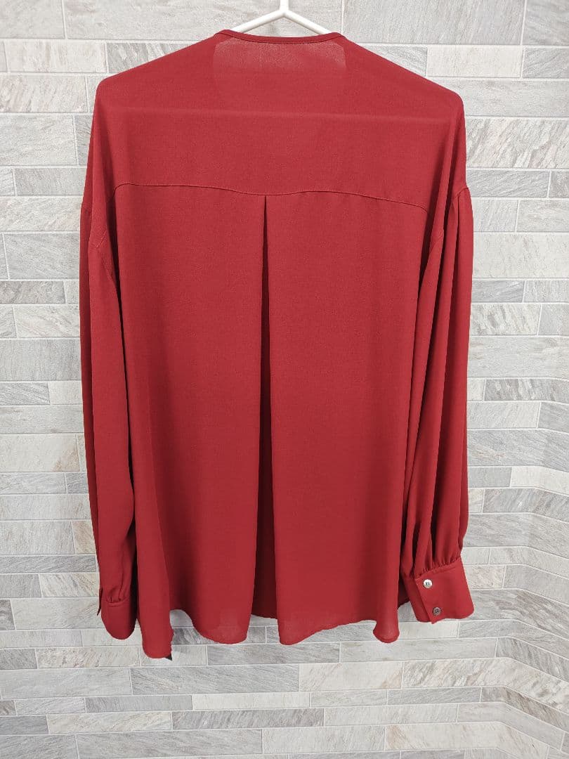 赤い長袖ブラウス バックプリーツデザイン