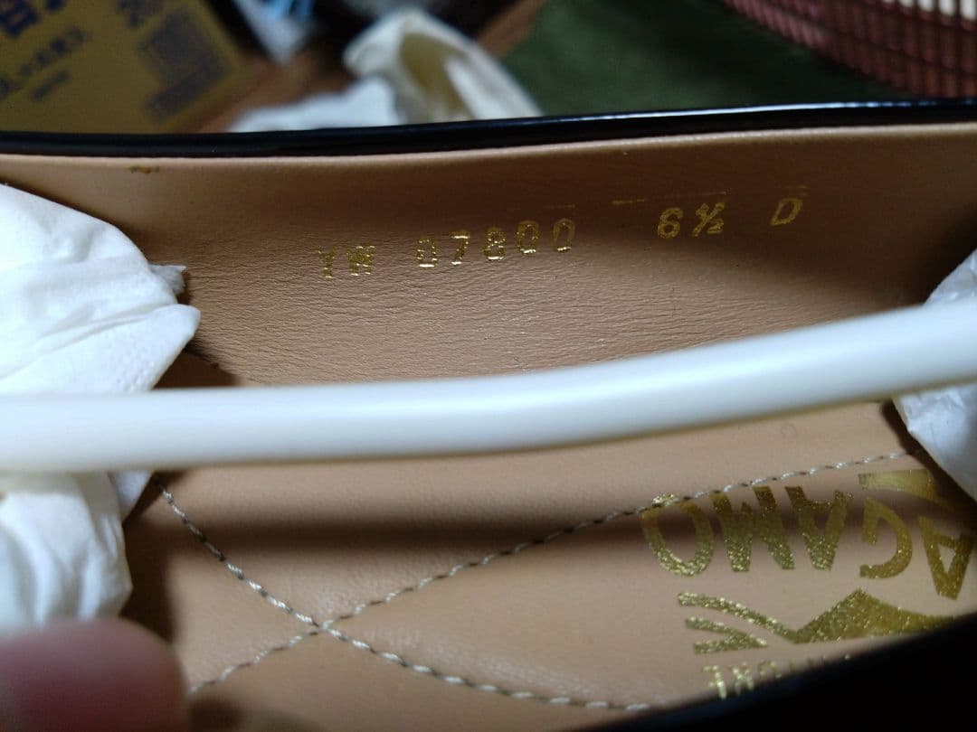 新品未使用フェラガモ、パンプス23.5センチ ゴールドリボンモチーフ上品可愛い