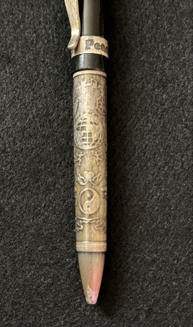 Peace Pen- X Pen クラシックなエンボス加工のブリキ仕上げ