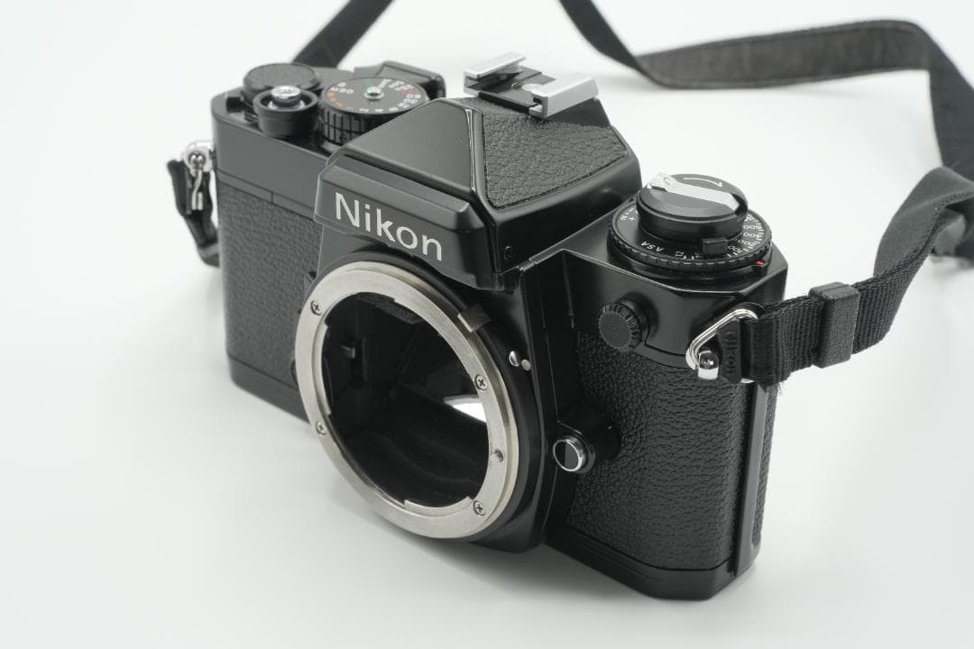 【美品】Nikon FE ブラック フィルムカメラ本体／前キャップ・ストラップ