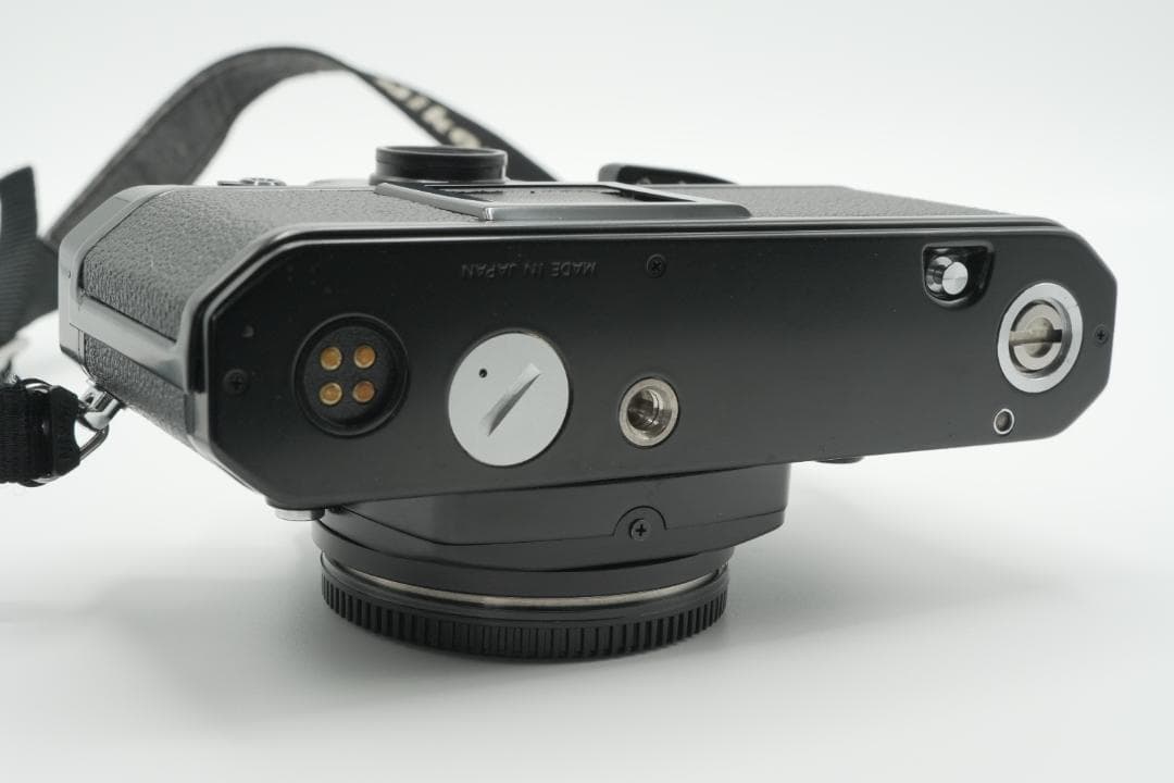 【美品】Nikon FE ブラック フィルムカメラ本体／前キャップ・ストラップ