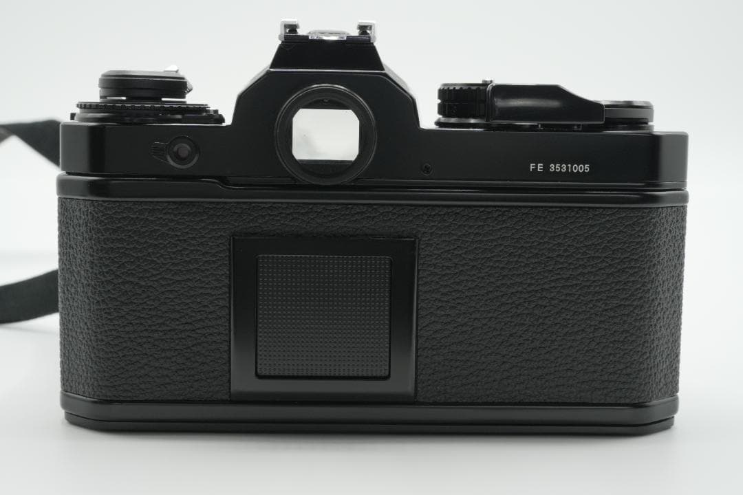 【美品】Nikon FE ブラック フィルムカメラ本体／前キャップ・ストラップ