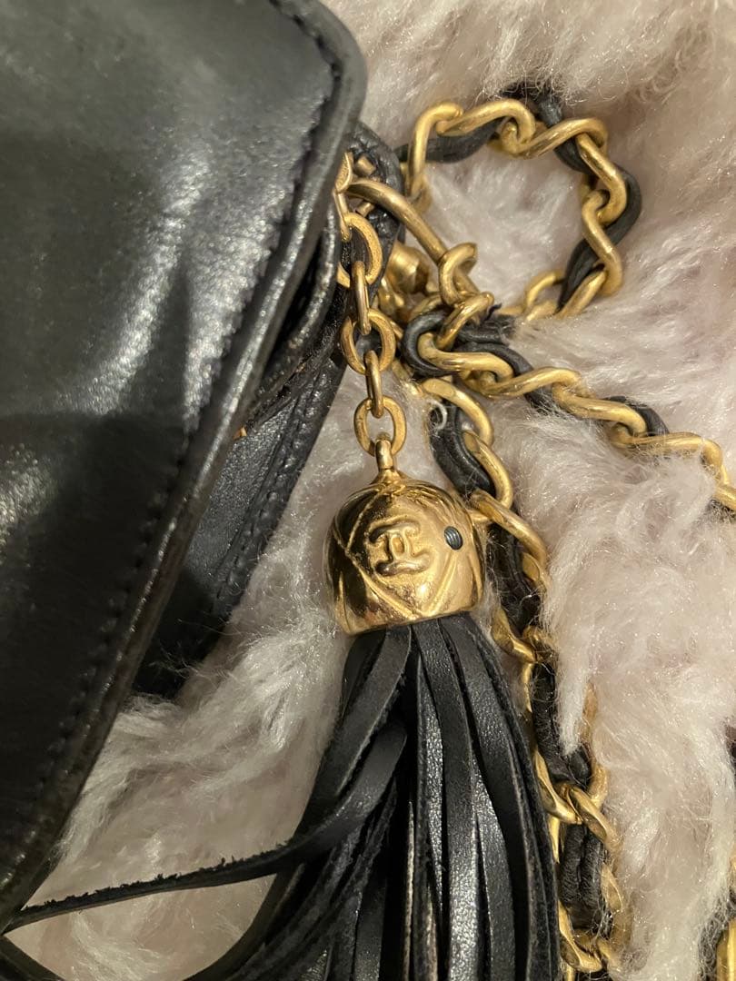 CHANEL ブラックショルダーバッグ タッセル付き
