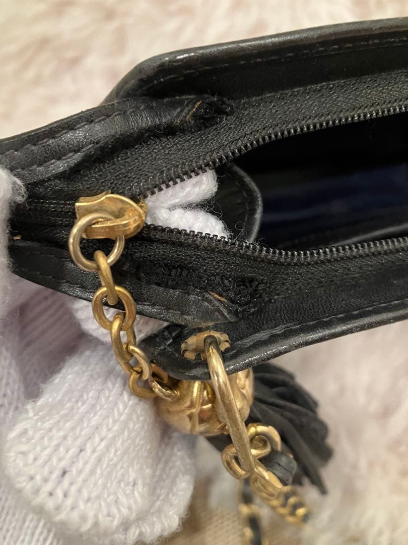 CHANEL ブラックショルダーバッグ タッセル付き
