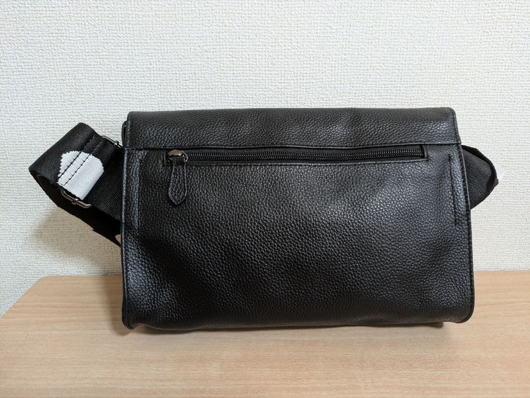 イアパピヨネ　柄ワイドテープショルダーバッグ　ブラック　黒　レザー