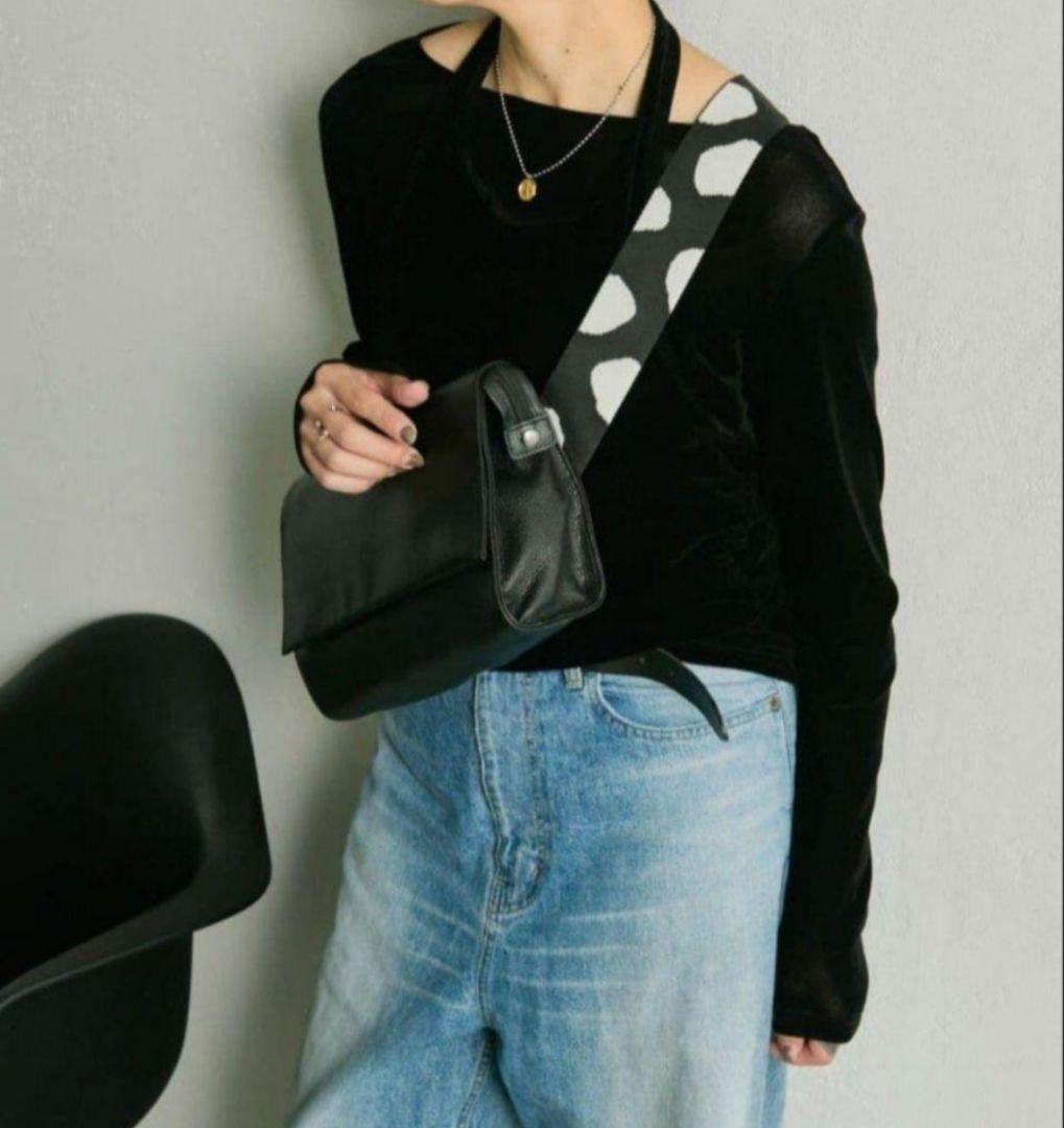 イアパピヨネ　柄ワイドテープショルダーバッグ　ブラック　黒　レザー