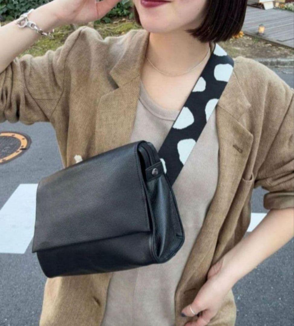 イアパピヨネ　柄ワイドテープショルダーバッグ　ブラック　黒　レザー