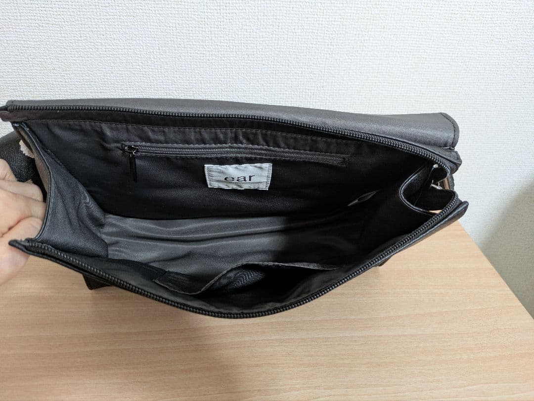 イアパピヨネ　柄ワイドテープショルダーバッグ　ブラック　黒　レザー