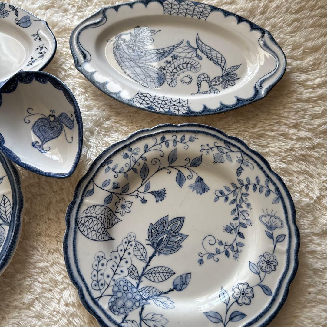 青い花柄の食器セット