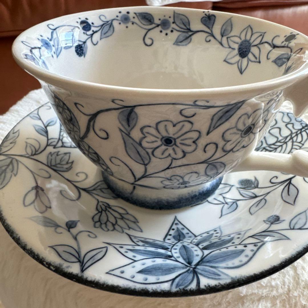 青い花柄の食器セット