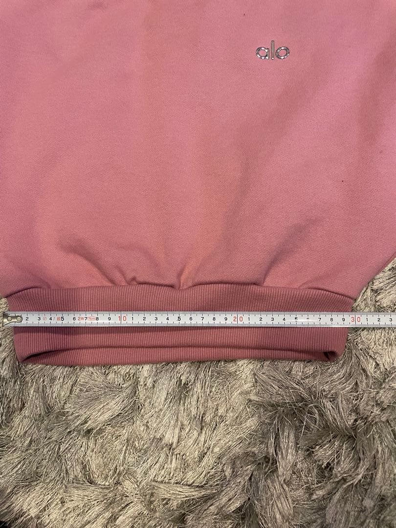 alo yogaピンク クロップドスウェット S