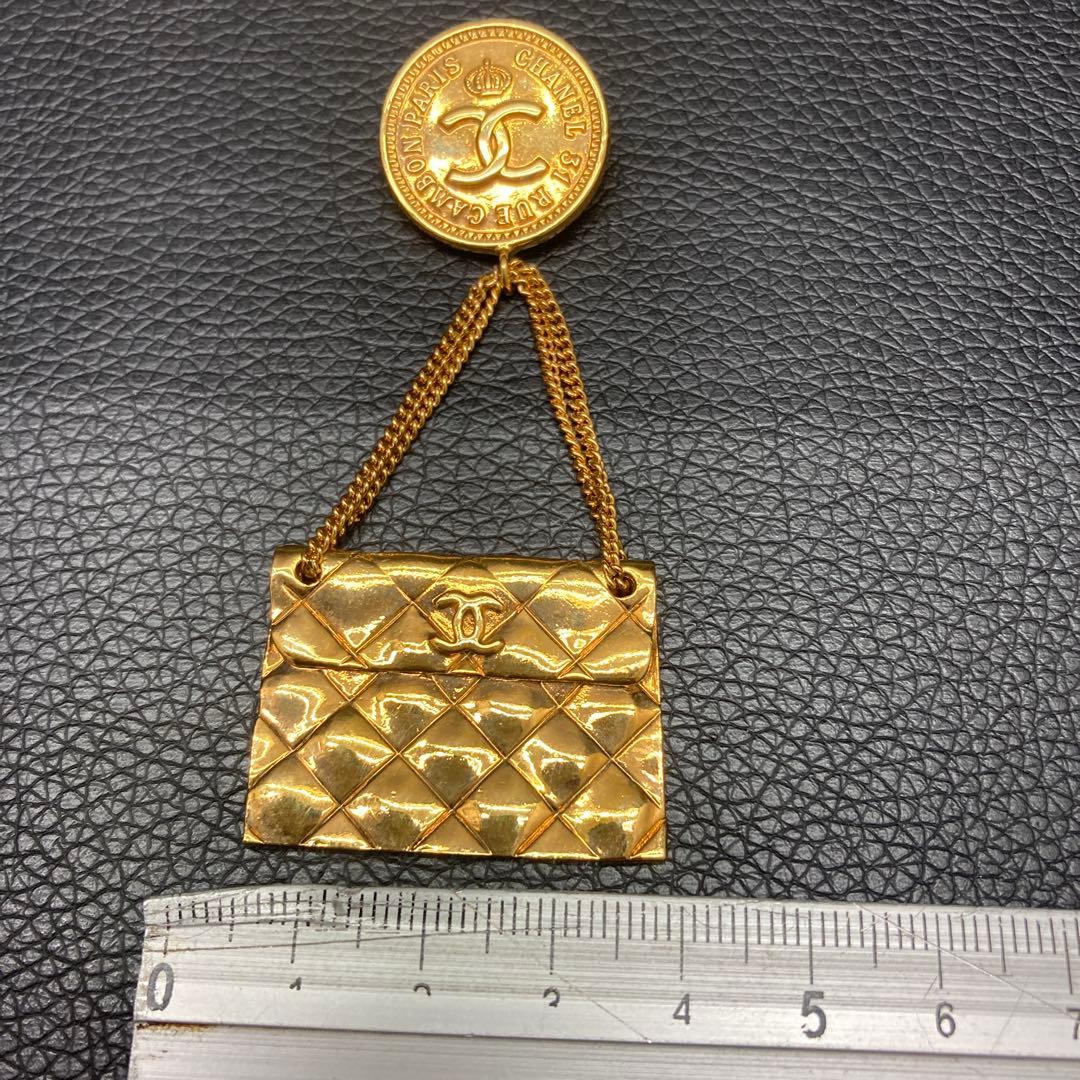 CHANEL ゴールド マトラッセミニバッグ ブローチ