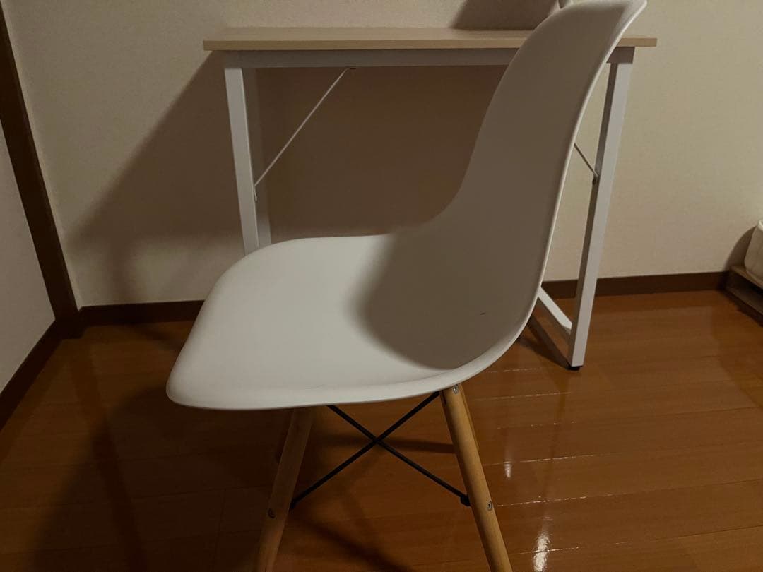 木製デスクとホワイト椅子のセット