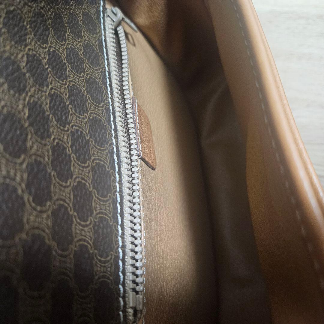 セリーヌ　トリオンフ　ショルダーバッグ　ロゴ