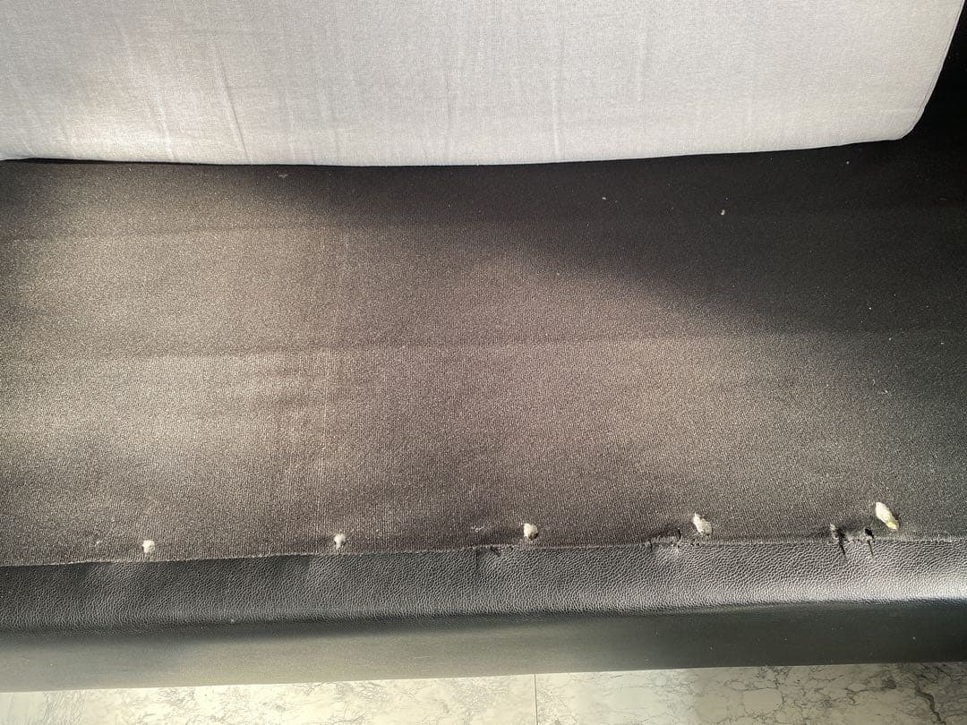 グレーと黒のL字型ソファ