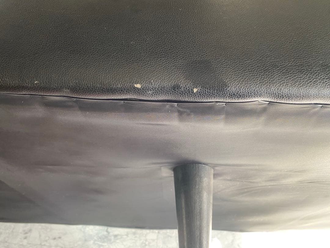 グレーと黒のL字型ソファ