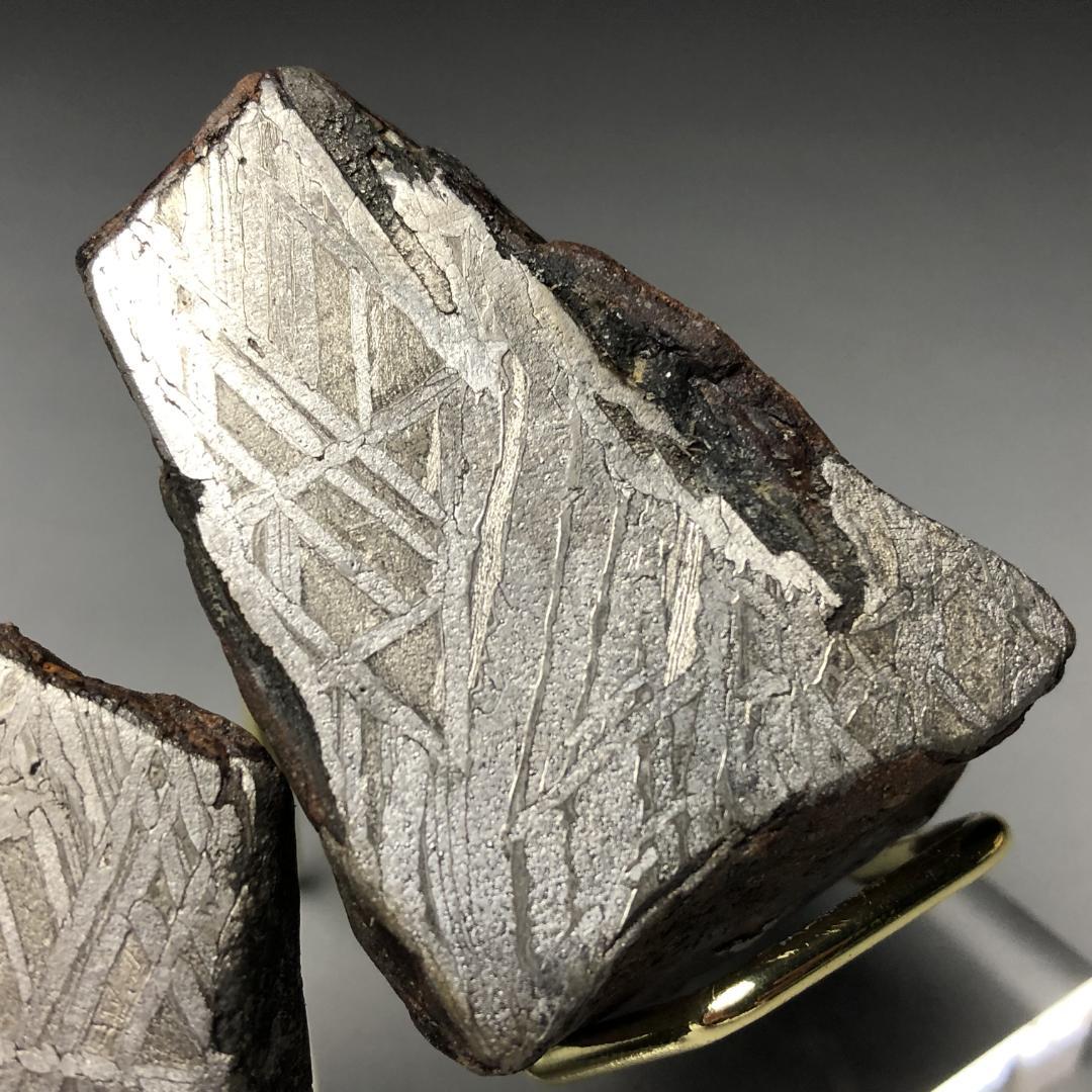 アルタイ隕石　隕石 全面カット 標本　鉄隕石　原石　重さ約427ｇ　立て付き