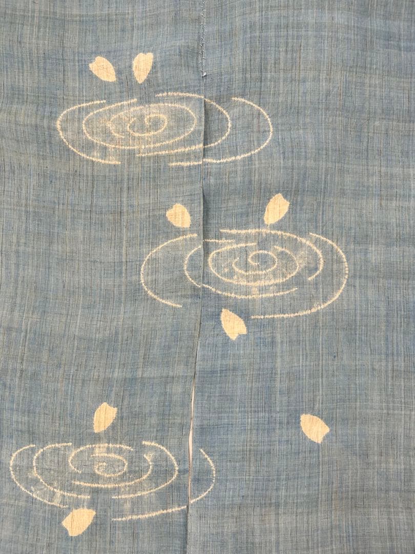 池に落ちる花びらの青のれん
