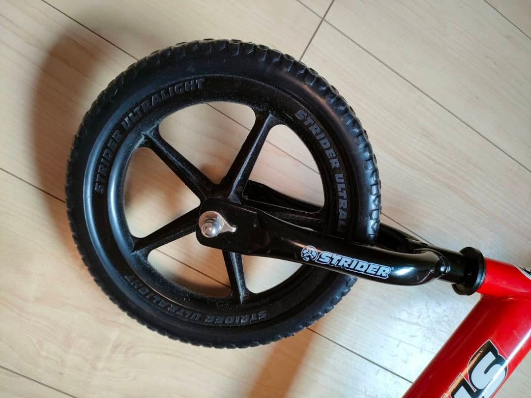 STRIDER バランスバイク 赤 スタンド付き