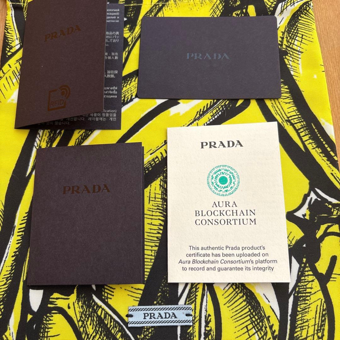 PRADA iPhone16ケース　グリーン　iPhone16