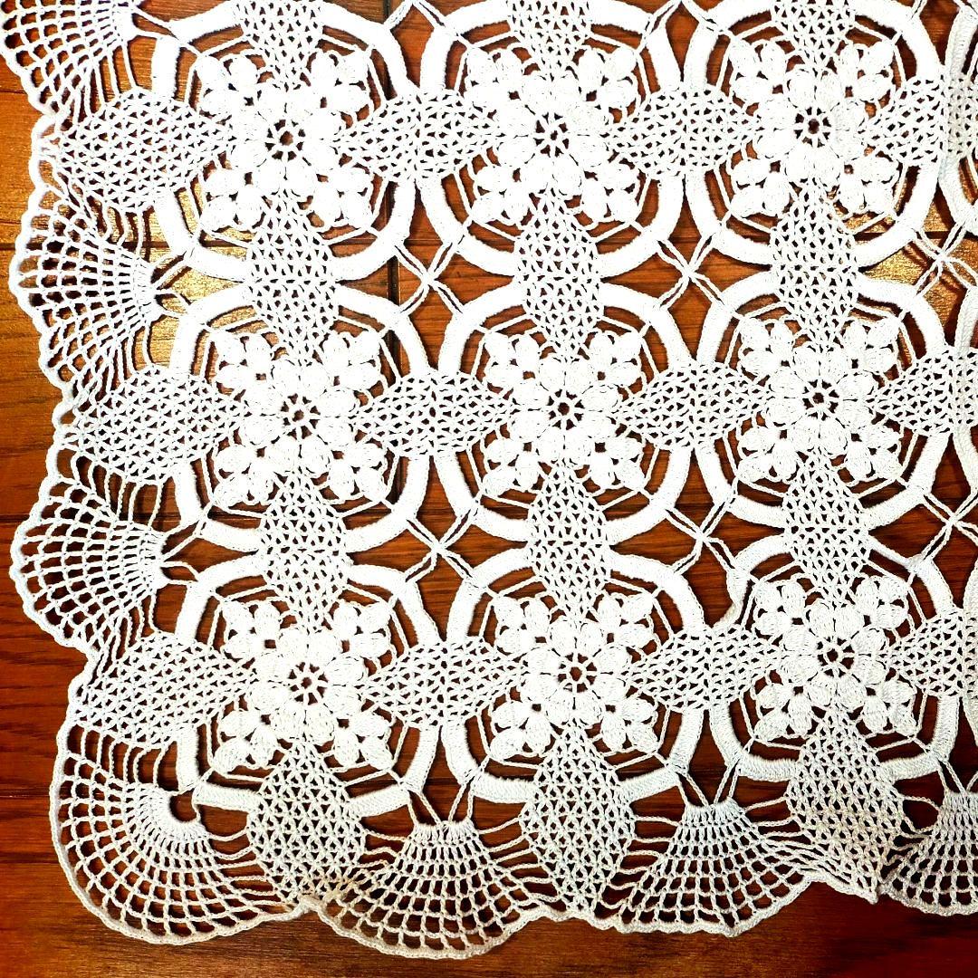 No.71『ホワイトのレース編みドイリー』テーブルクロス．ハンドメイド