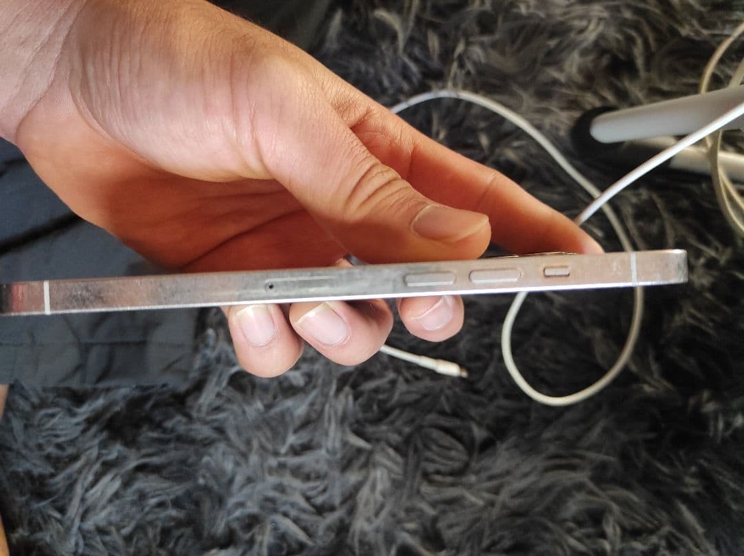 iPhone 12 Pro Max ( ジャンク) 画面ひび割れ 充電中