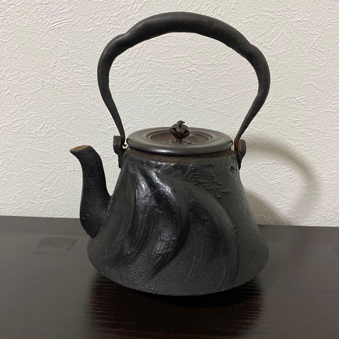 龍文堂造 葛谷高彫富士形 羽付鉄瓶 小振 煎茶道具