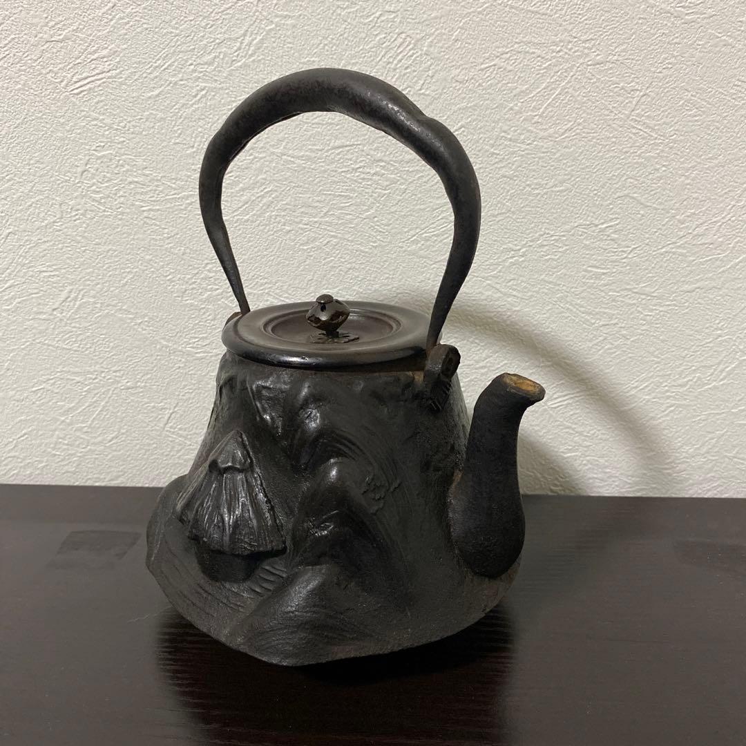 龍文堂造 葛谷高彫富士形 羽付鉄瓶 小振 煎茶道具