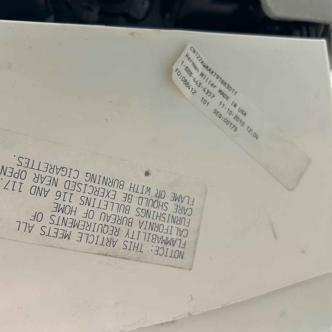 O. エンボディチェア ハーマンミラー ホワイト Embody. えんじ色