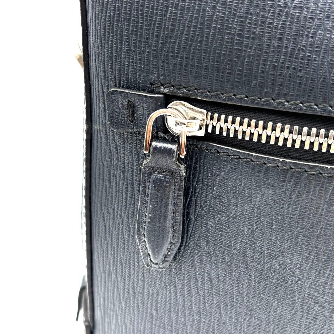 美品 サルヴァトーレフェラガモ 2way ビジネスバッグ 2層 レザー ネイビー