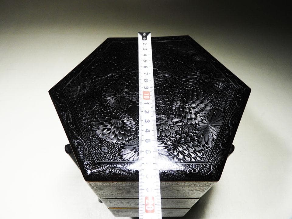 ●旧家名品 三つ重ね 亀甲形 菓子重箱 華やかな菊尽くし 美品 明治 大正 箱付